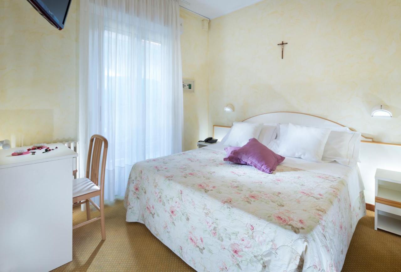 Hotel Tulipe Nazionale Риччоне Экстерьер фото